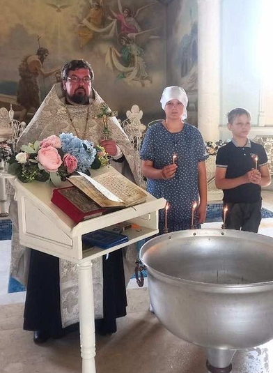В Динском районе крестили детей, эвакуированных из Славянска-на-Кубани